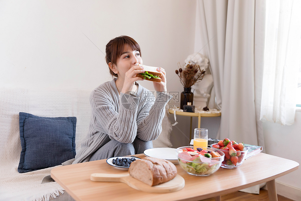 居家女性吃早餐