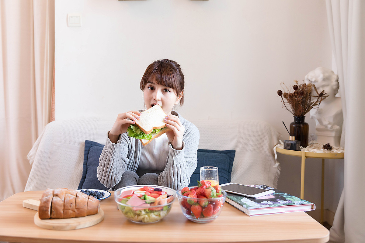 居家女性吃早餐