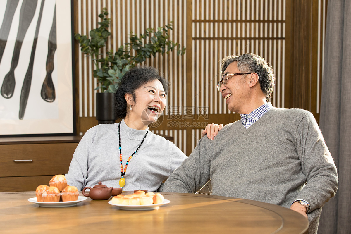 老年夫妻相依相伴