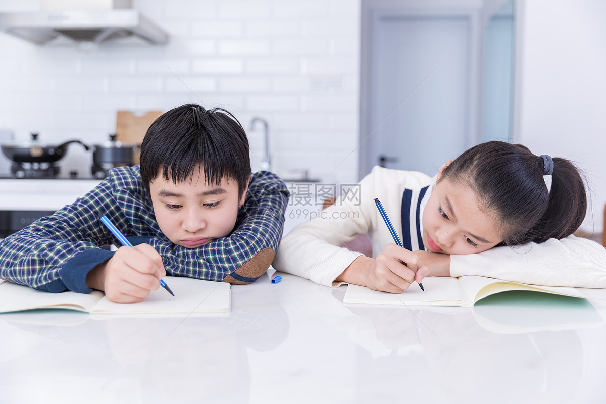 青少年苦恼学习