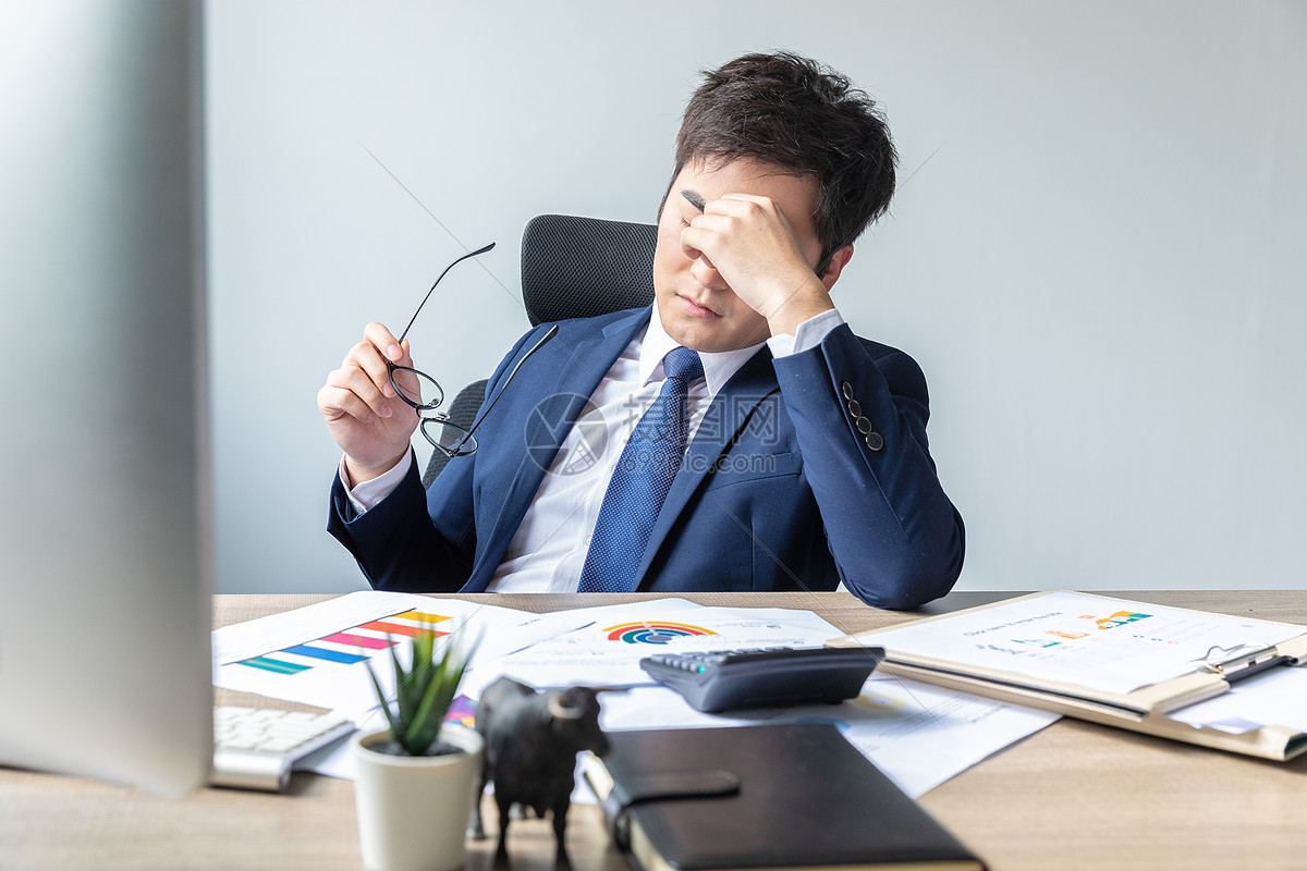 商务男士职业病眼睛疼