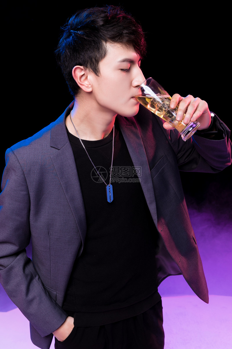 照片 人物情感 年轻男性喝酒.