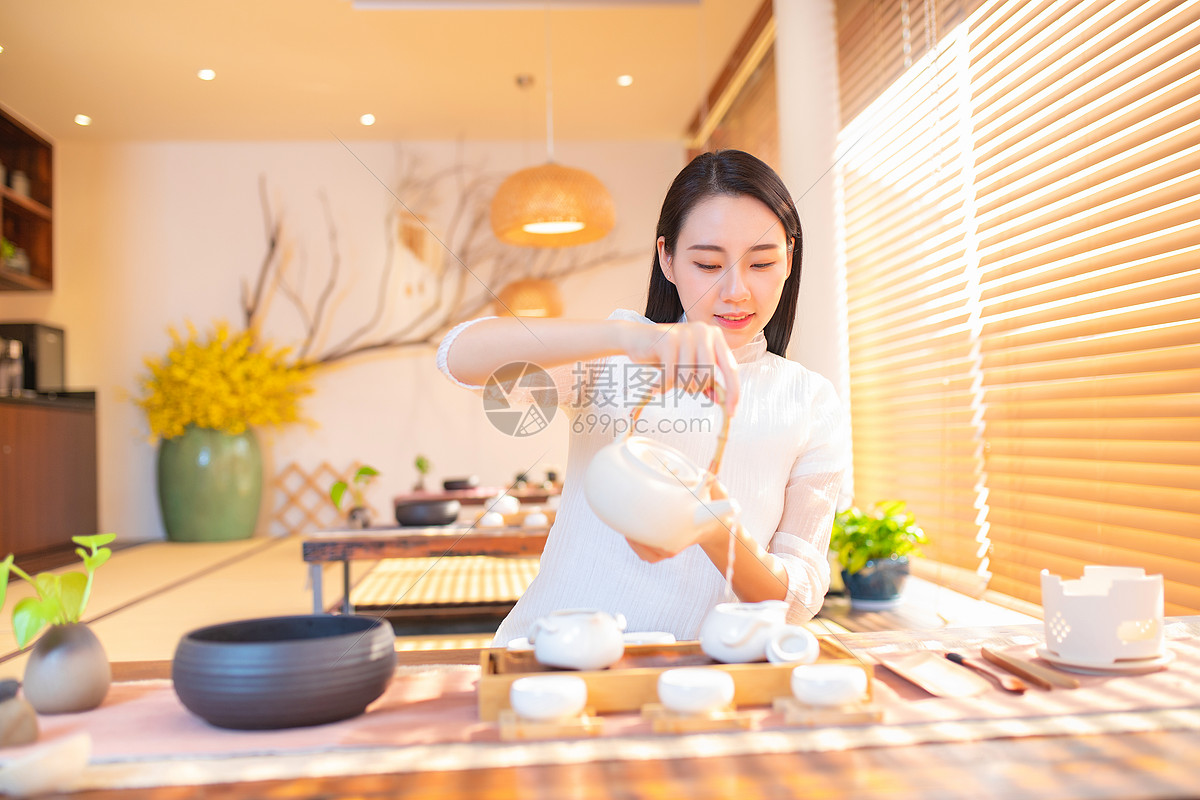 古装女生倒茶形象