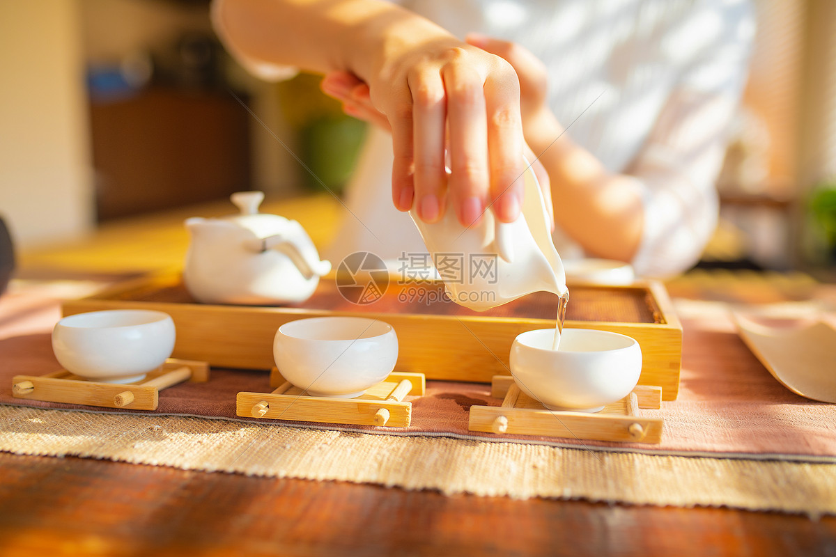 倒茶动作特写
