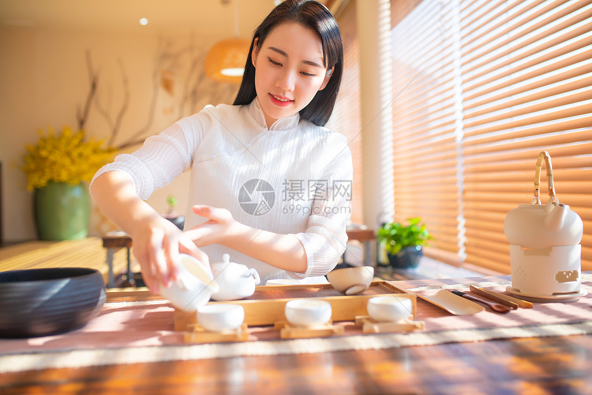 古装女性倒茶