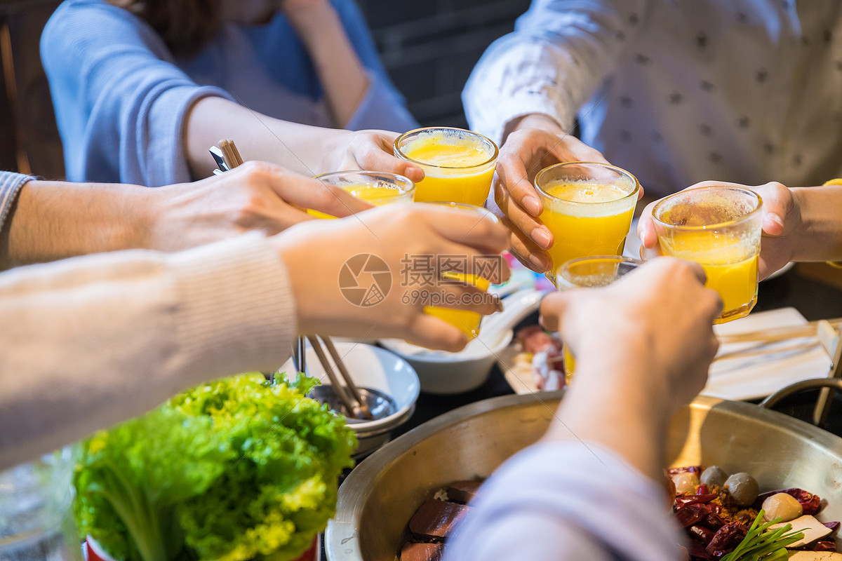 图片 照片 人物情感 青年聚餐干杯庆祝.