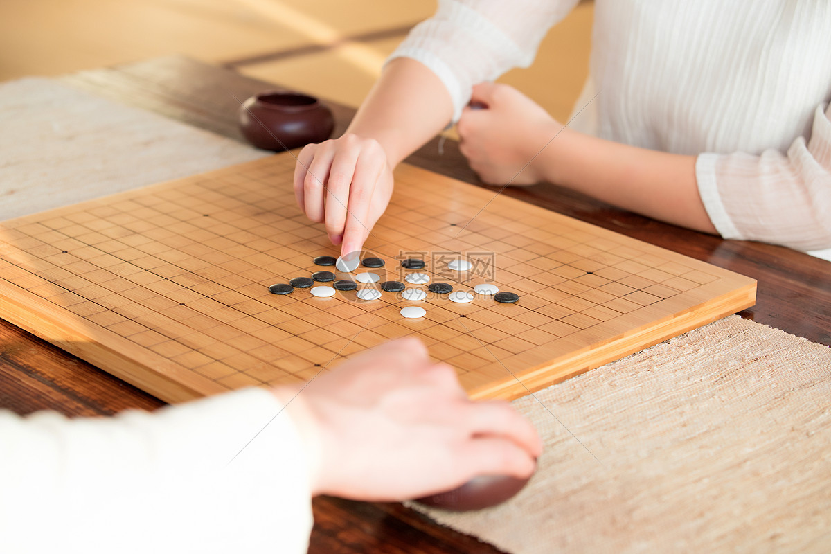 古风情侣下棋