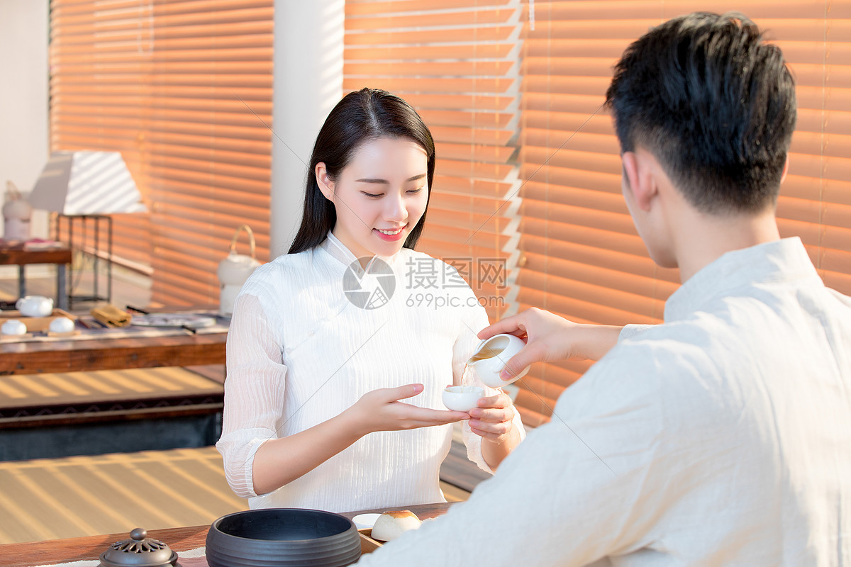 古风情侣喝茶