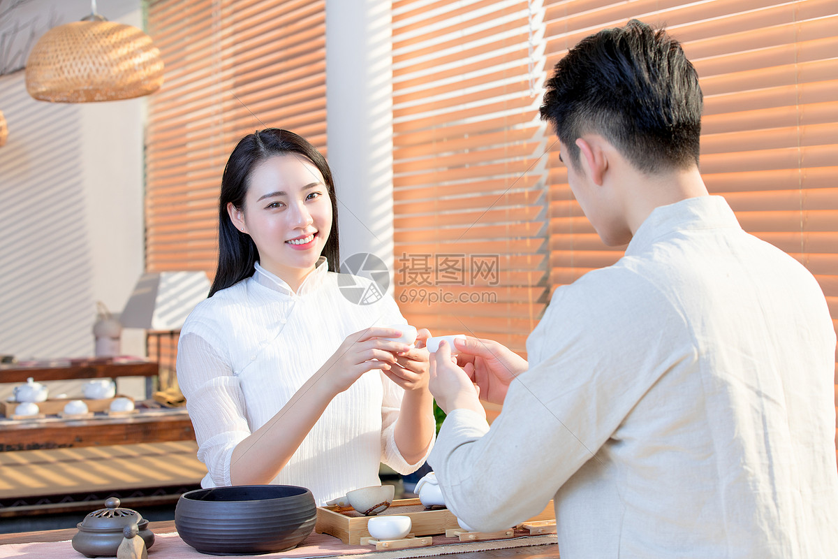 古风情侣喝茶