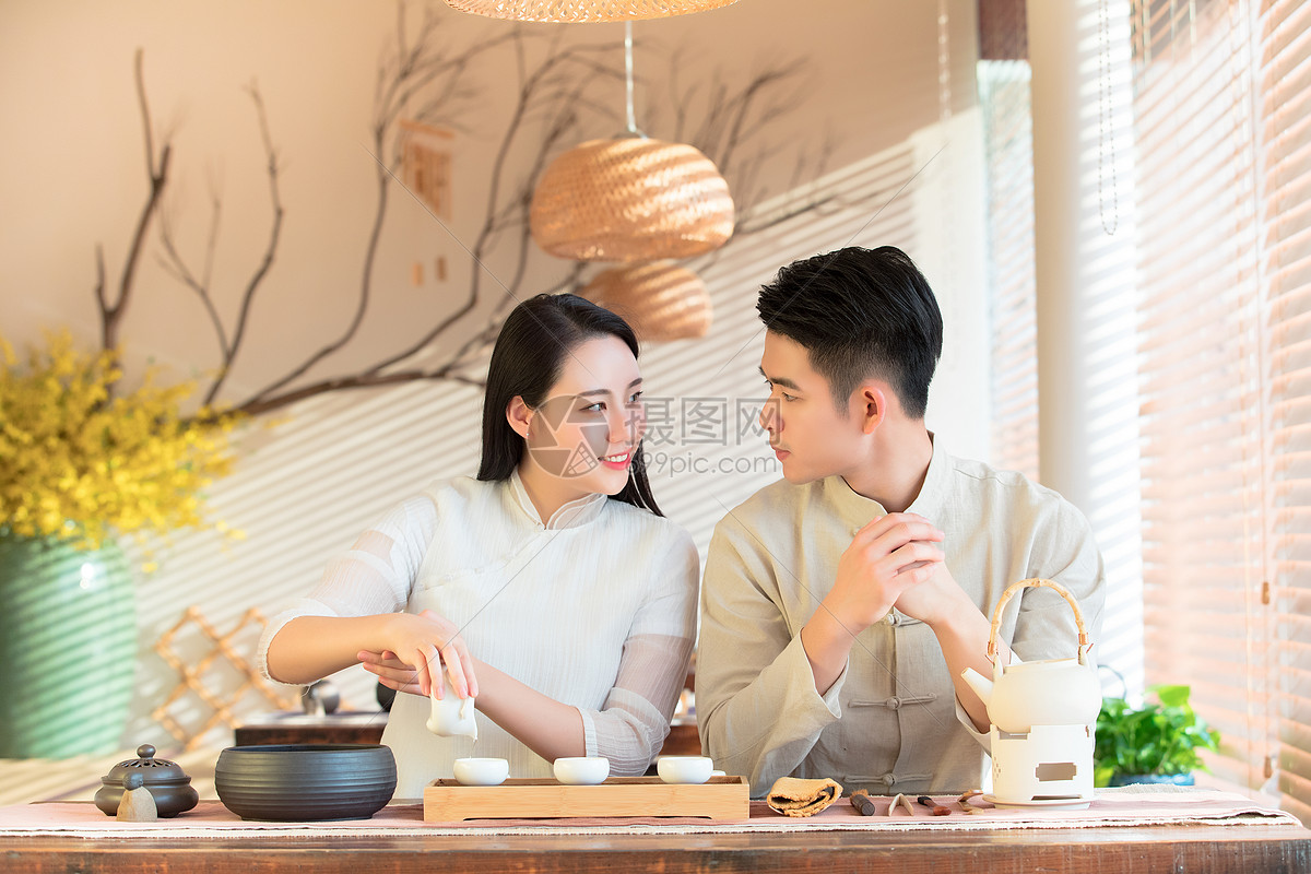 古风情侣喝茶