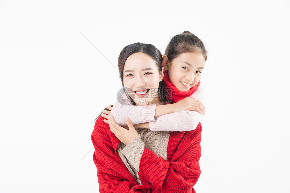 新春女儿抱母亲