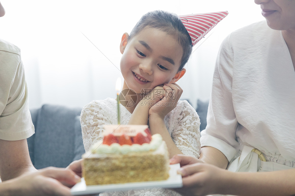 一家三口庆祝生日