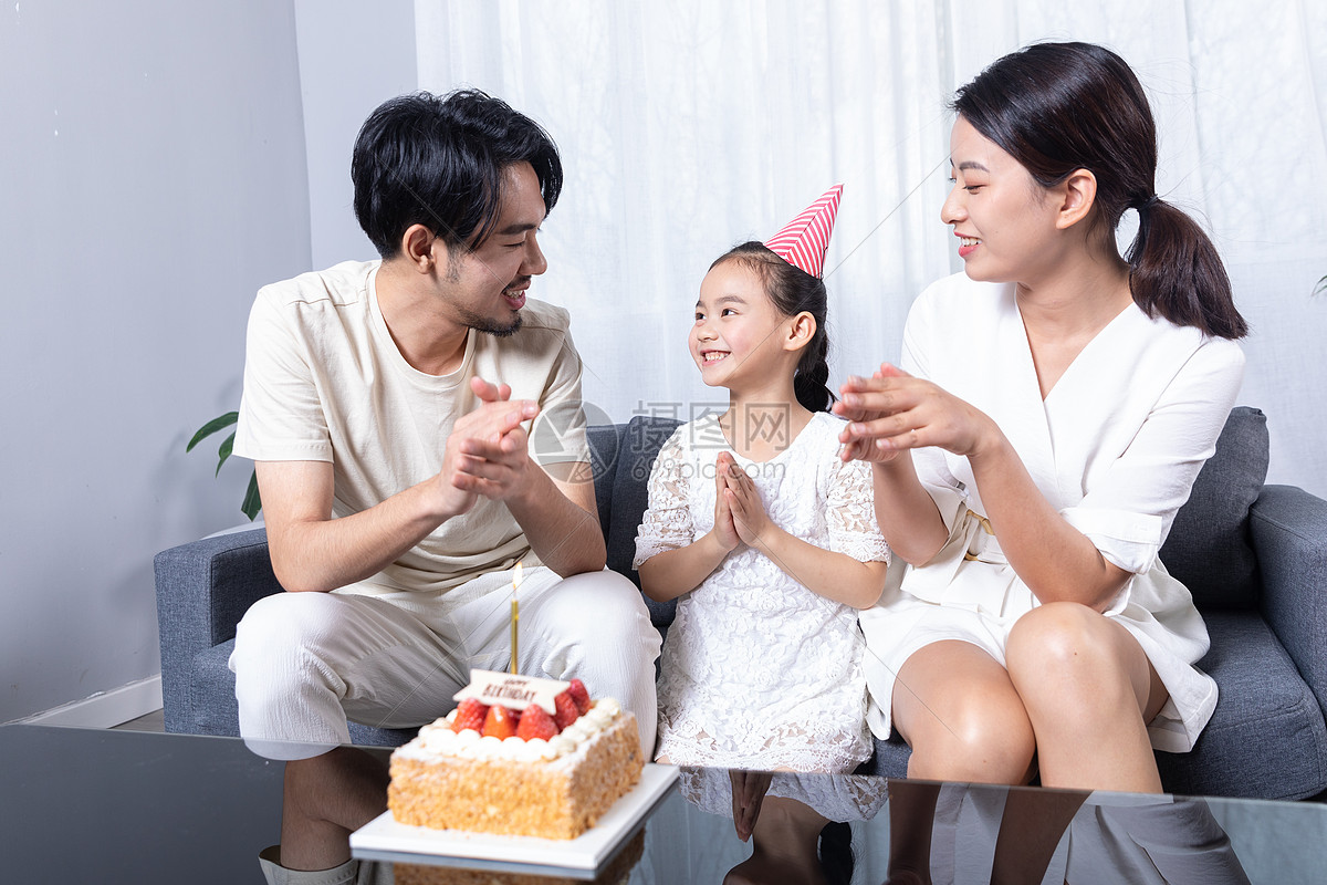 一家三口庆祝生日