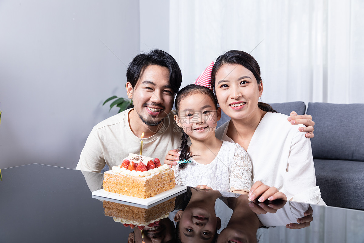 一家三口庆祝生日