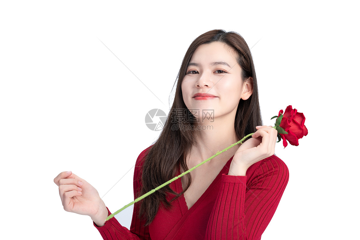 女性手持玫瑰花