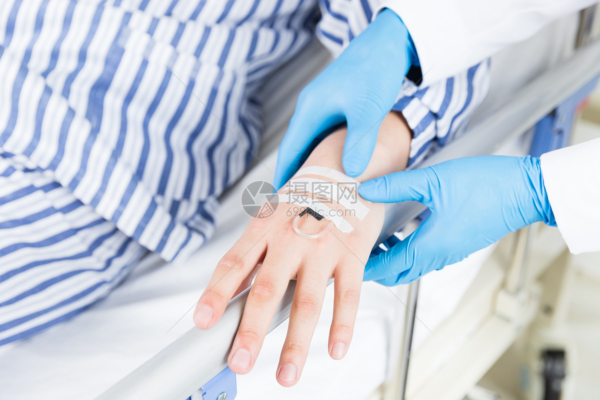 注射器注射肉毒杆菌的人双手的特写镜头面部整形医生打针注射图片下载 - 觅知网