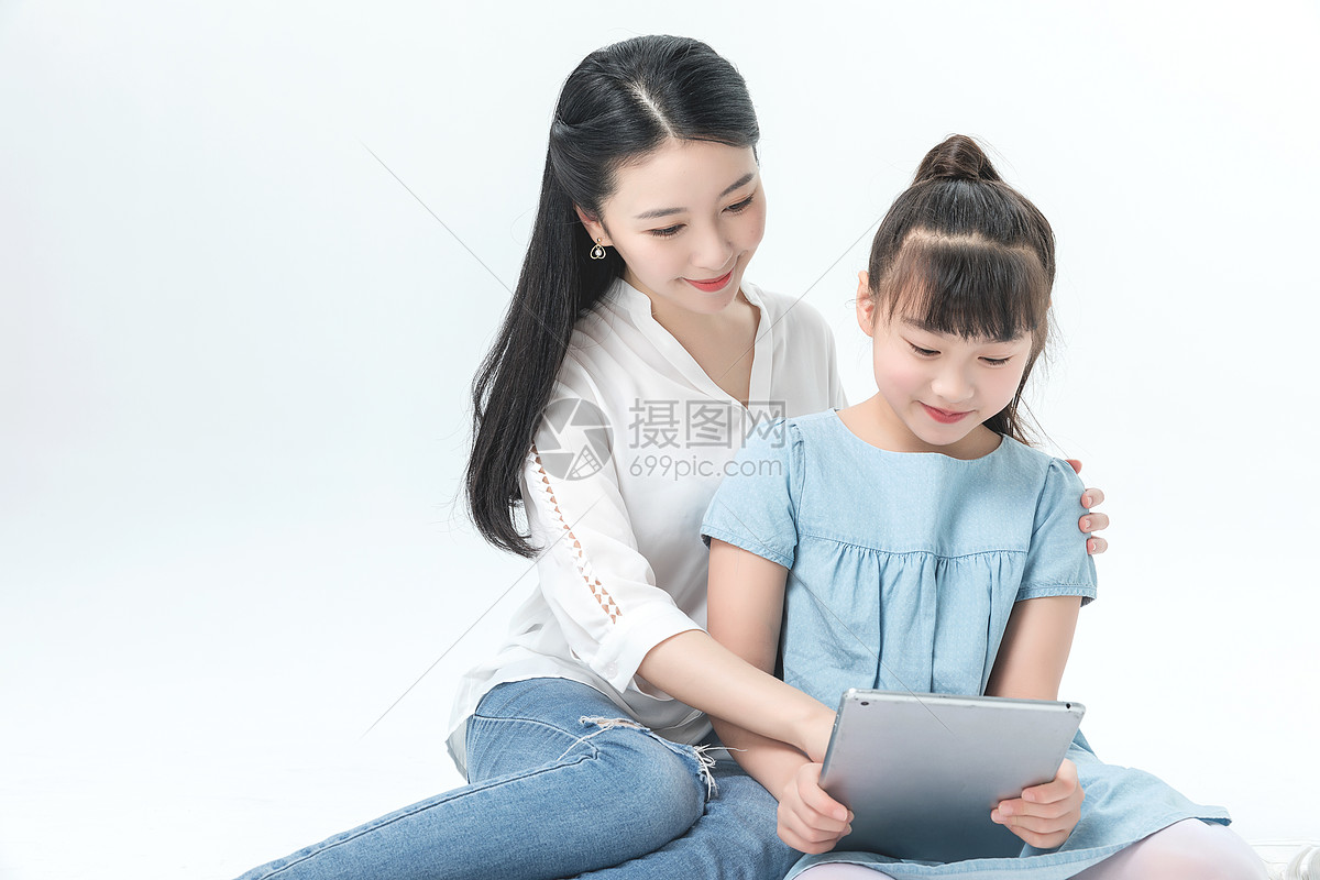 照片 人物情感 母女玩平板电脑.jpg 1200_800