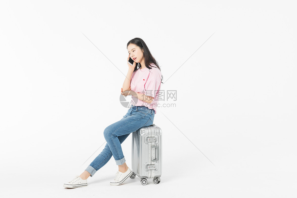 少女出游打电话