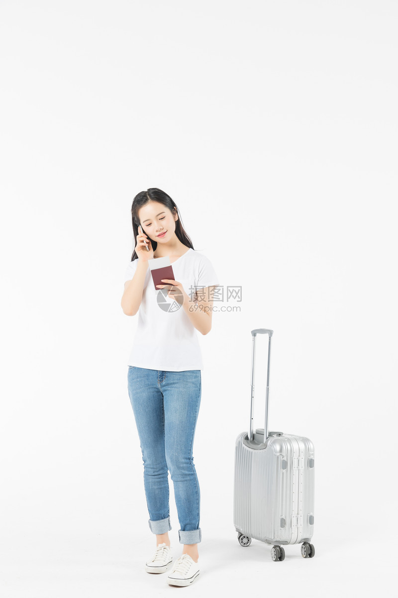少女出游打电话