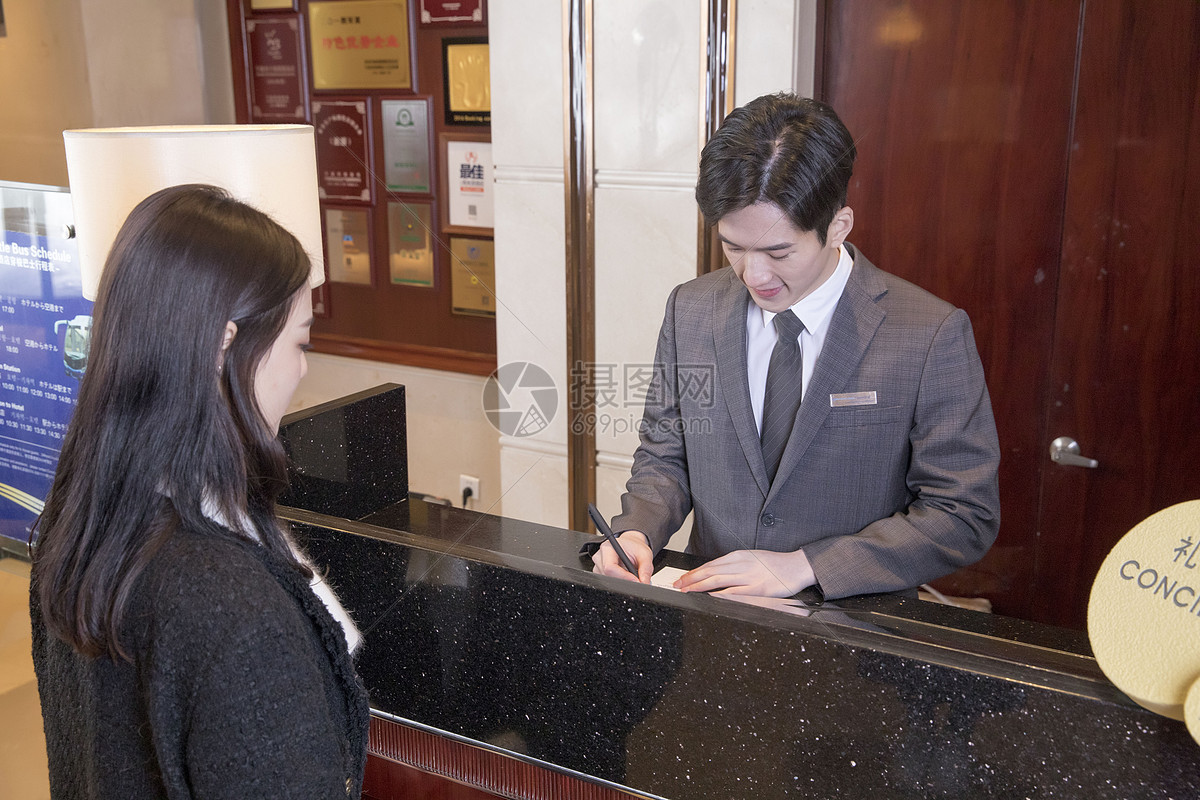 酒店服务员为客户办理入住