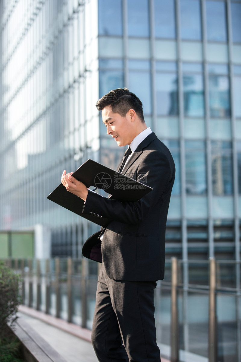 年轻商务男士