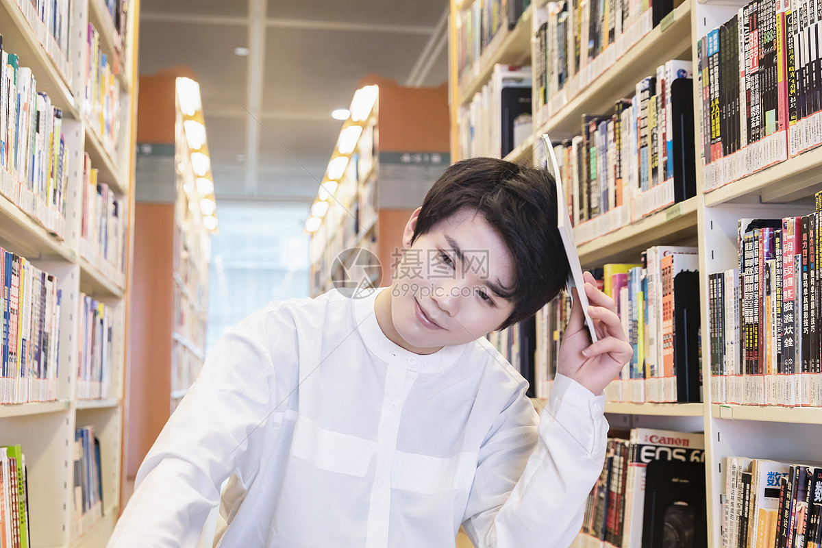 图书馆中的男生