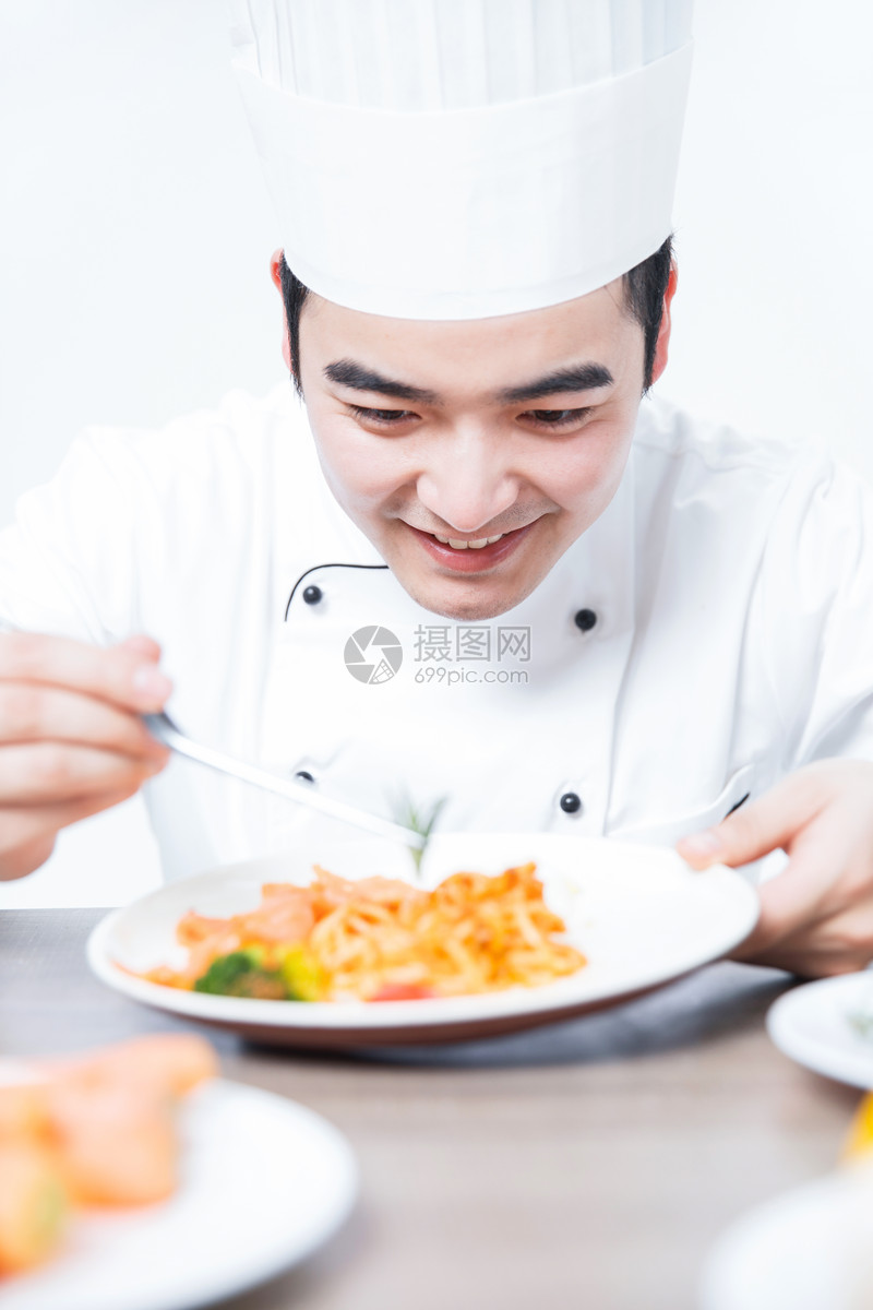 西餐厨师意大利面摆盘
