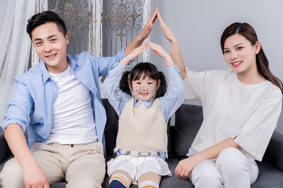 照片 人物情感 爸爸妈妈保护女儿.