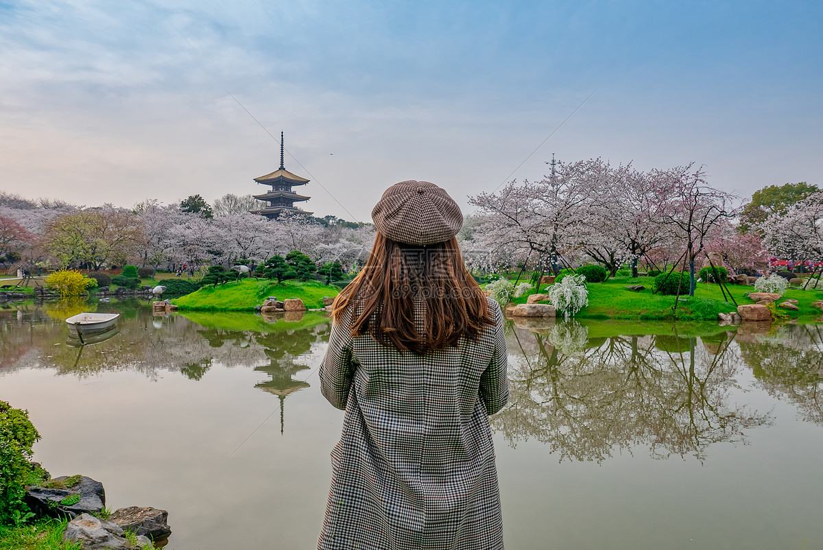 欣赏樱花园美丽风景的女生