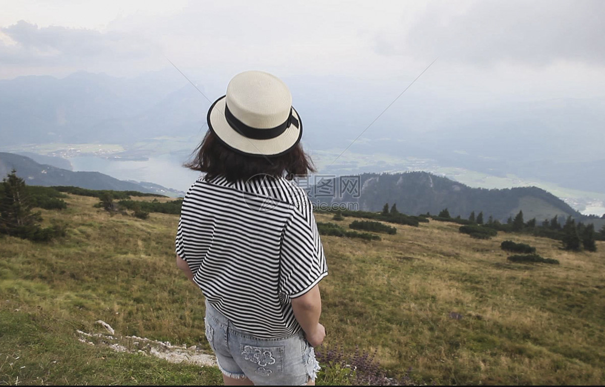 站在山顶看风景的女人背影