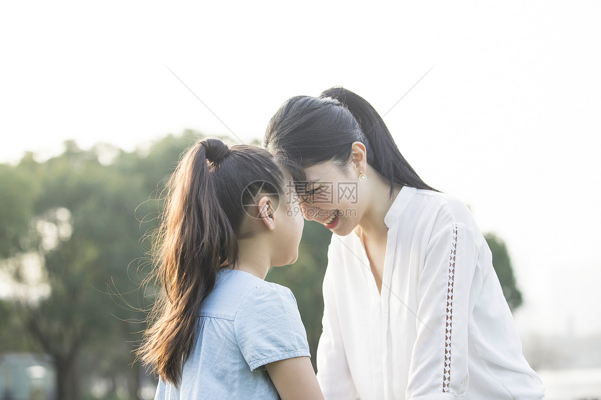 照片 人物情感 女儿和妈妈亲密玩耍.