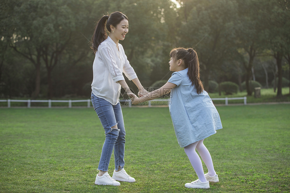 照片 人物情感 女儿和妈妈草地上玩耍.jpg