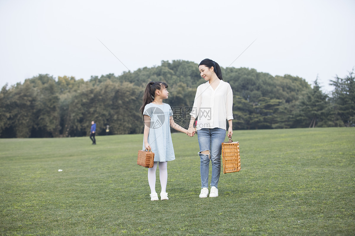 照片 人物情感 女儿和妈妈在草坪散步.jpg