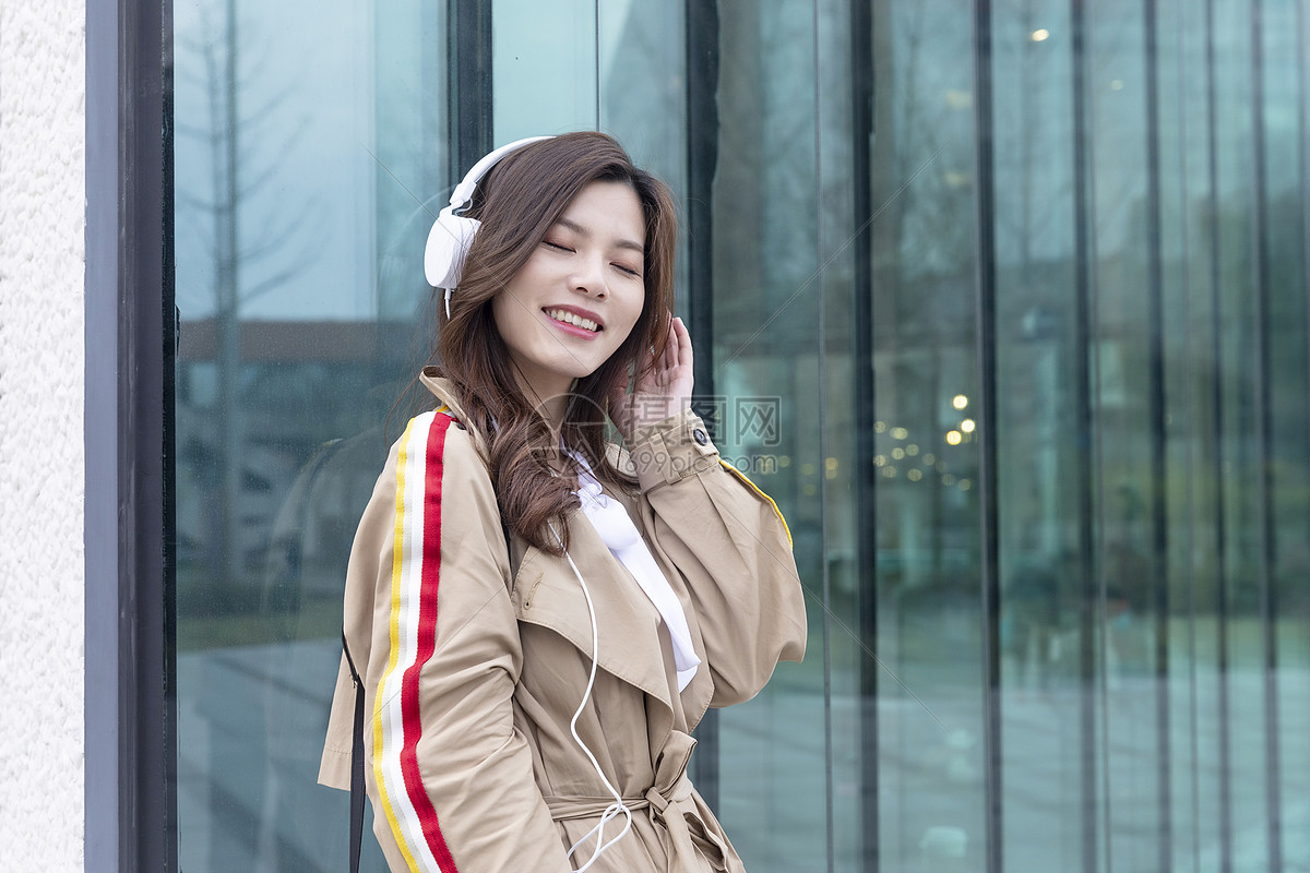 享受音乐的女孩