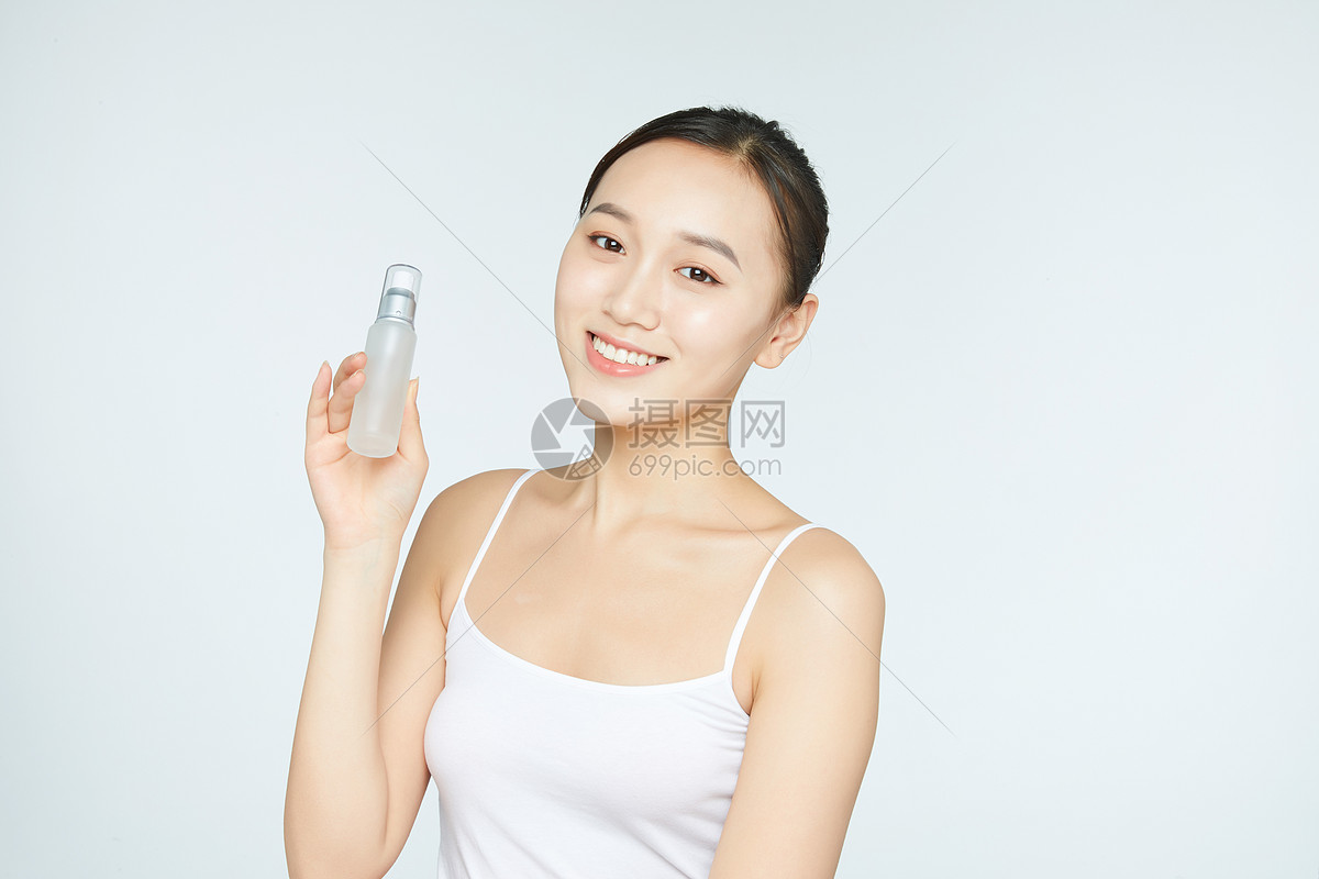 女性使用爽肤水