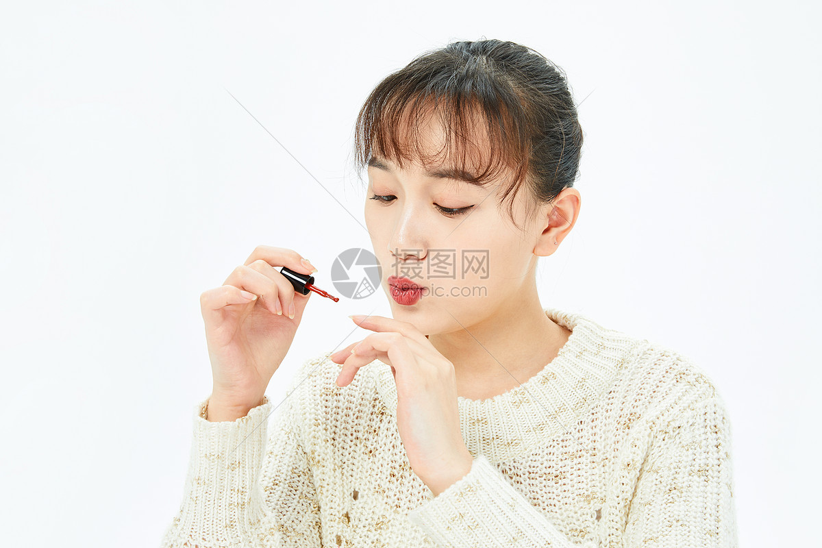 女性居家化妆涂指甲油