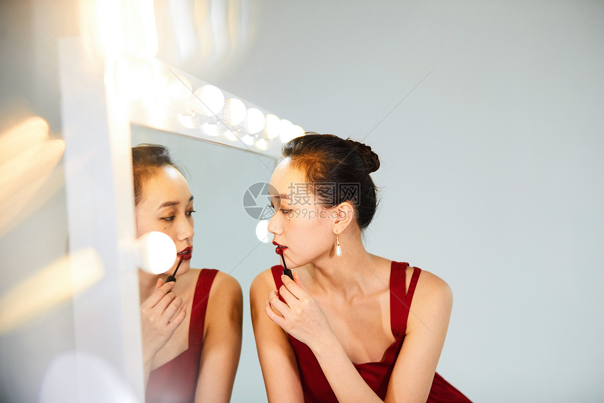 性感美女在化妆镜前涂口红
