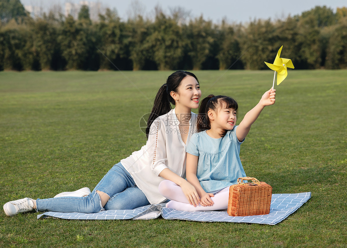 照片 人物情感 妈妈和女儿在草坪玩耍.