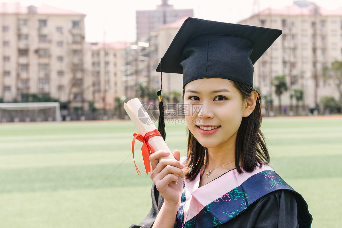 毕业季穿学士服的女孩