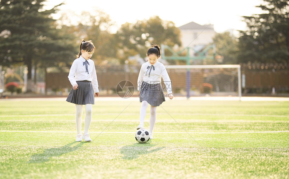 小学生踢足球