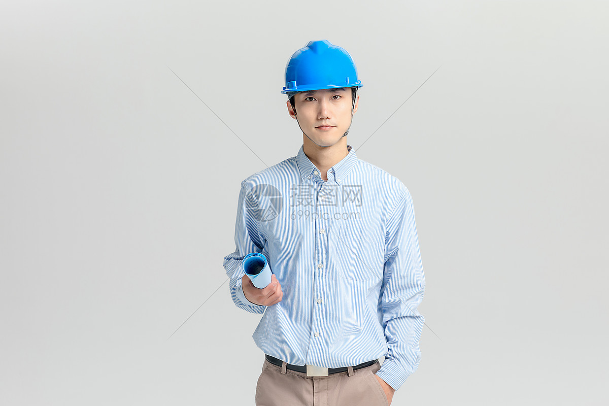戴安全帽拿图纸的工程师