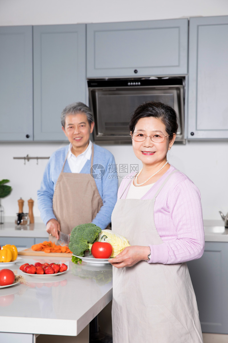 老年夫妻做饭