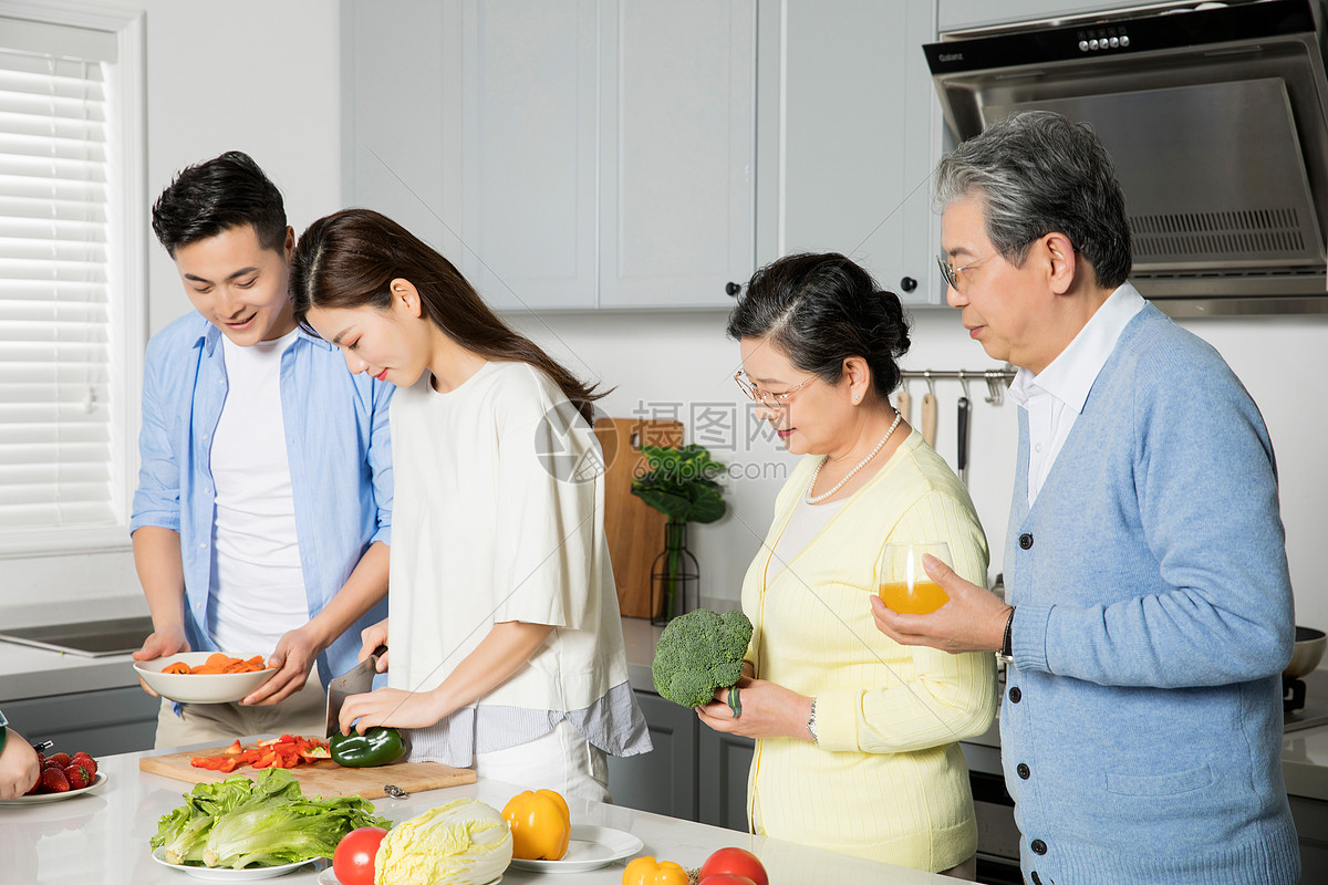 一家人做饭