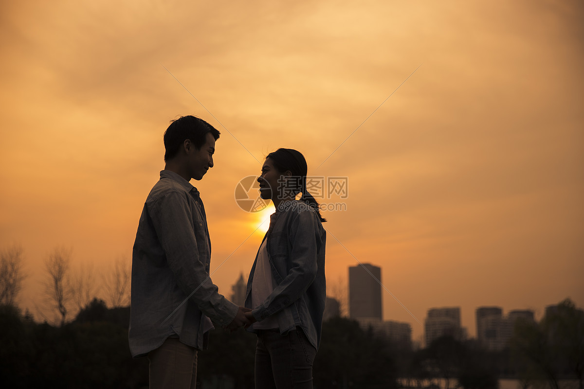 夕阳下情侣依偎
