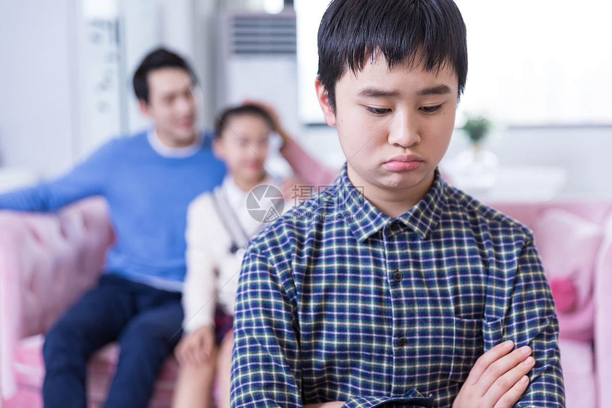 男孩与家人闹矛盾