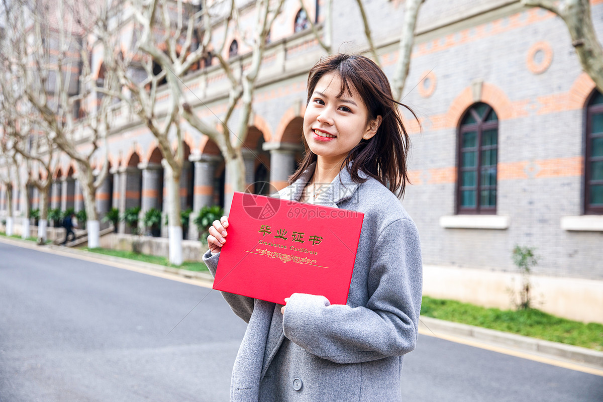 女大学生手拿毕业证书