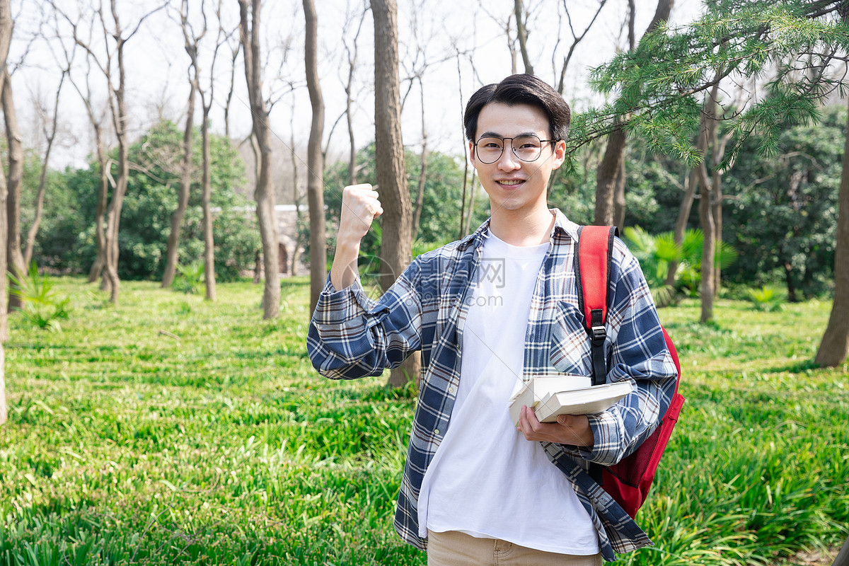 青年男性学生户外阅读