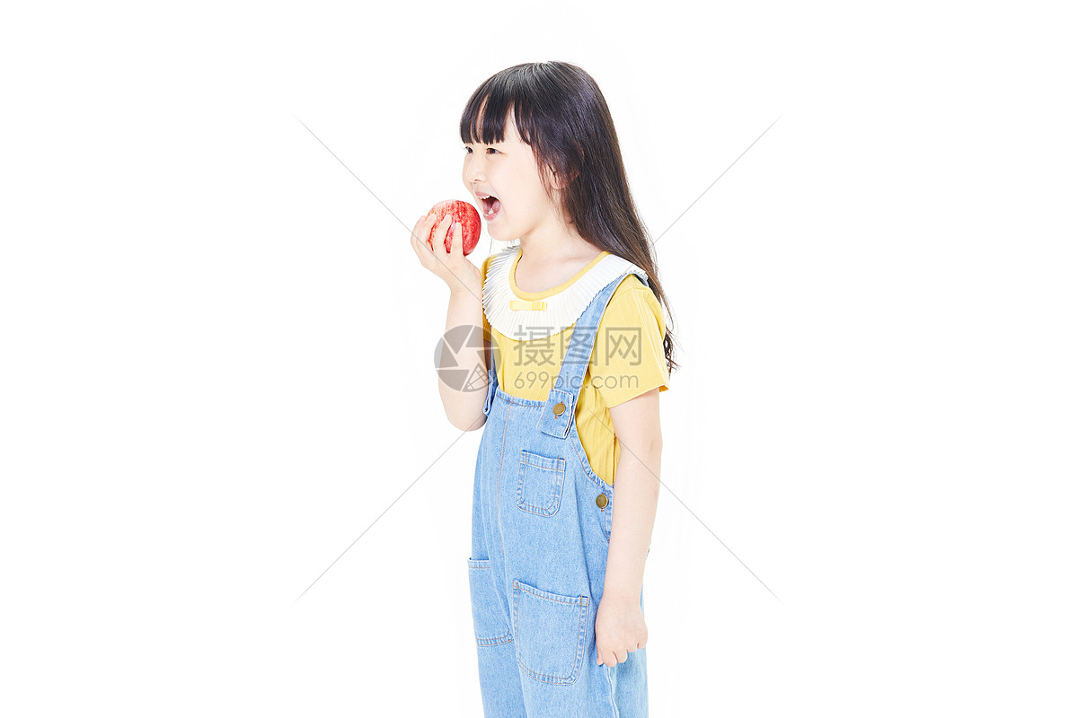 小女孩吃苹果
