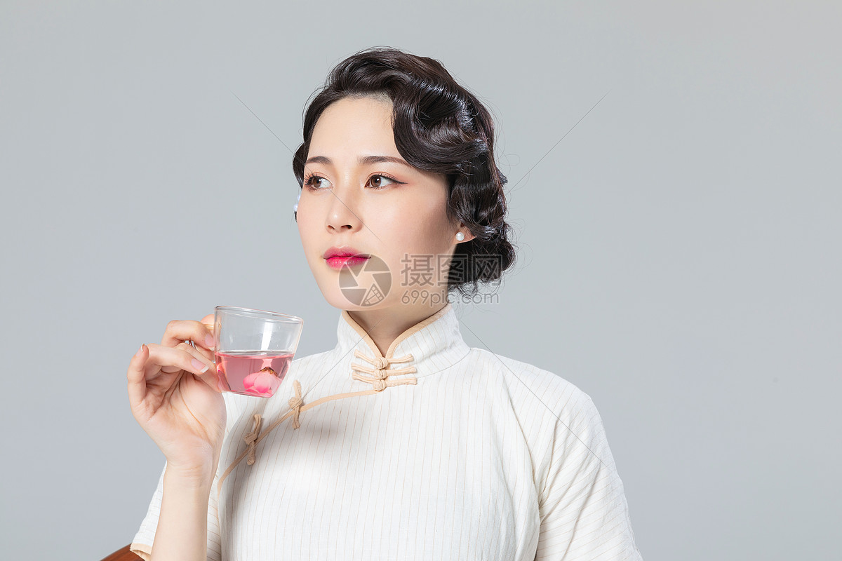 照片 人物情感 旗袍女性喝茶.jpg