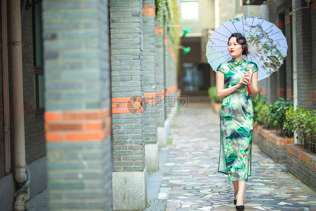 旗袍女性打伞
